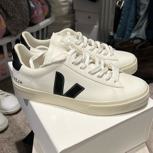 Women’s Veja sneakers sz 40/9
